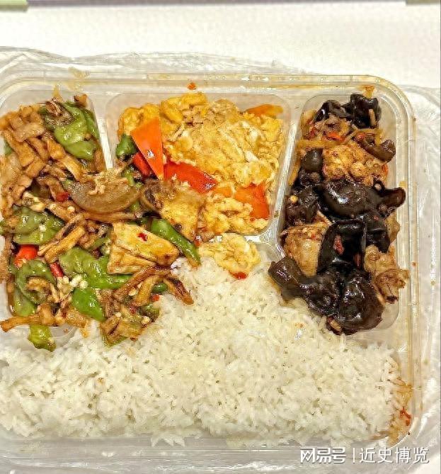 北京下了死命令,2027年底前,所有中小学必须告别“校外配餐”